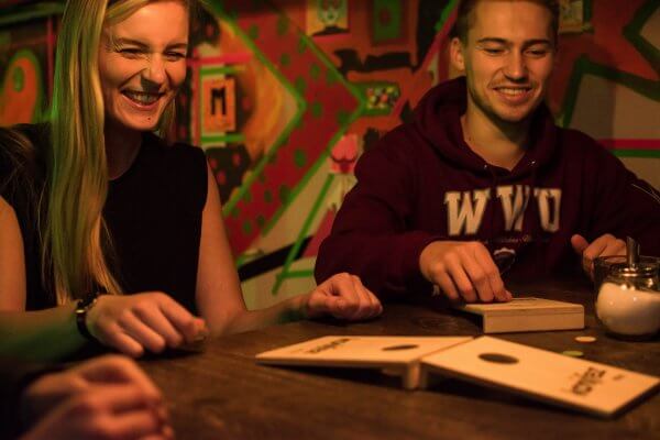 konifez-partyspiel-tischspiel-trinkspiel-chips-flippen-coinhole-1