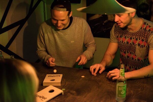 konifez-partyspiel-tischspiel-trinkspiel-chips-flippen-coinhole-4