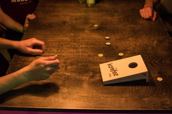 konifez-partyspiel-tischspiel-trinkspiel-chips-flippen-coinhole-7