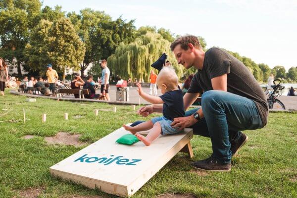cornhole-konifez-spiel-gartenspiel-parkspiel-wurfspiel-hochzeitsspiel-event-kaufen-spielen-outdoor-kinderspiel-2