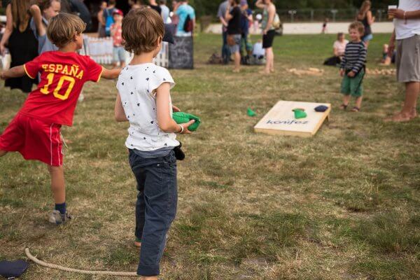cornhole-konifez-spiel-gartenspiel-parkspiel-wurfspiel-hochzeitsspiel-event-kaufen-spielen-outdoor-kinderspiel-13