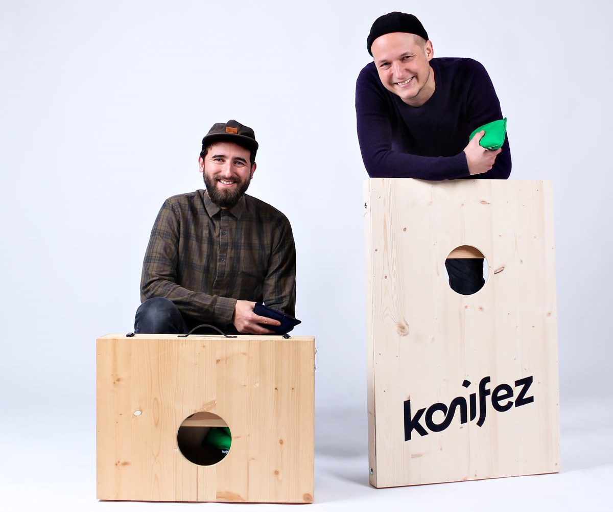 tragbarer-und-klappbarer-cornhole-koffer-von-konifez-ein-spiel-für-den-garten-park-hochzeit-oder-event-kaufen-und-spielen-marvin-wanders-florian-wintterlin